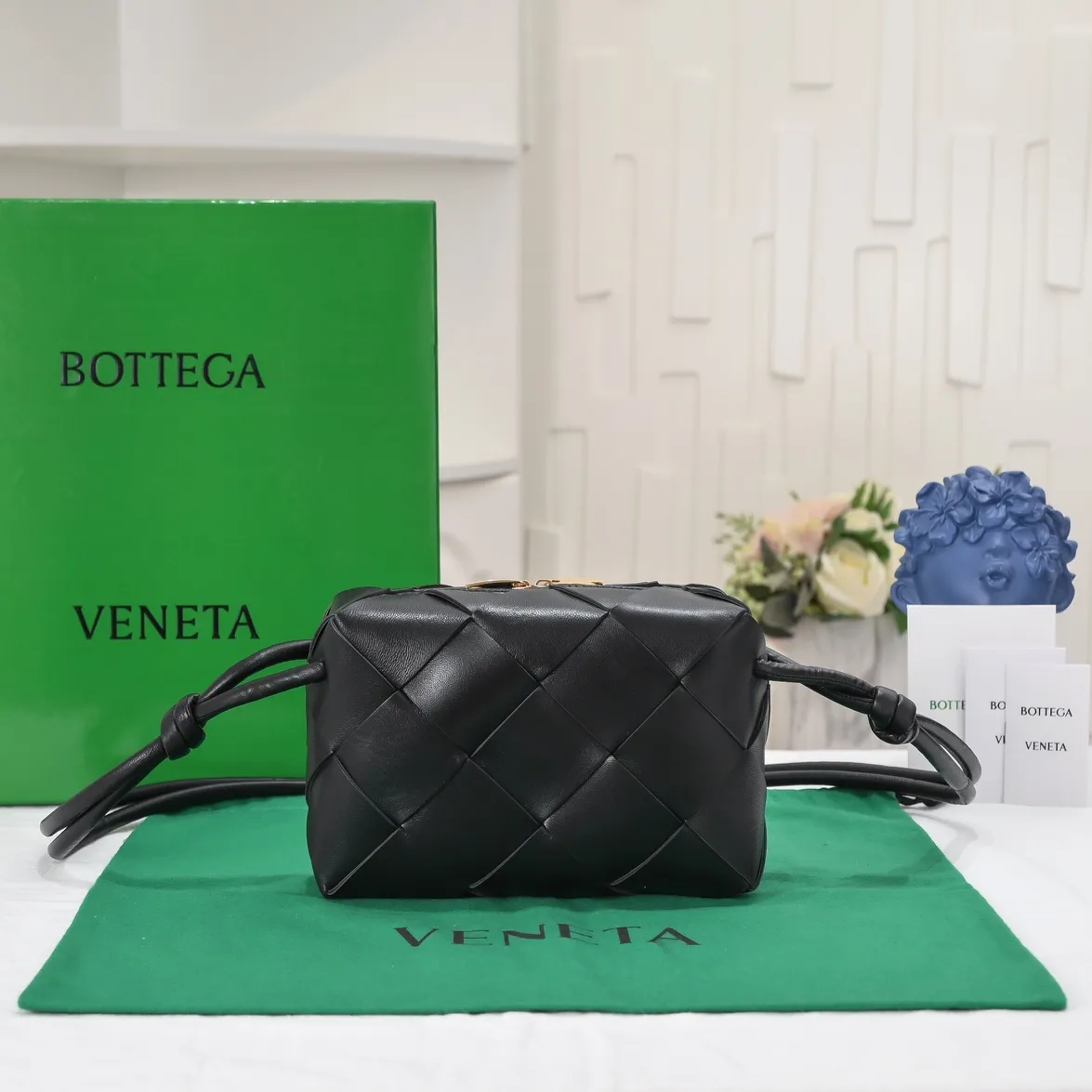 Batch 1360 #BV New Cassette camera bag📷Classic sheepskin woven material, matte texture, soft and delicate, high-end fashionable and unobtrusive. Clever handwork makes its structure very three-dimensional, so it also brings a large capacity, the bag body is very simple and attractive, giving everyone a fashionable and interesting visual experience. Zipper opening and closing, practical, lightweight when carried on the body, and the upper body has an American feel and is a bit playful and cute [Hey ha] Size: 22x14x10, Model: 6600#